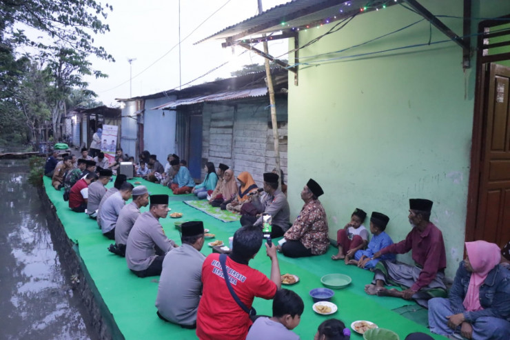 Sampaikan Himbauan Kamtibmas, Kapolres Bojonegoro Sambang dan Ajak Warga Slum Area Berbuka Puasa Bersama