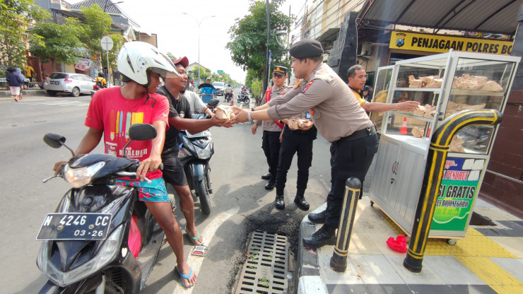 Jum’at Berkah, Polres Bojonegoro Sediakan Etalase Nasi Gratis