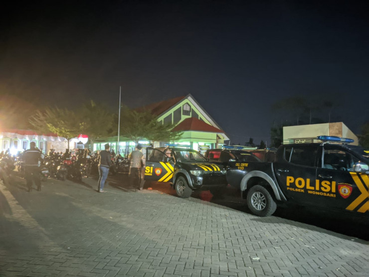 248 Polisi dan TNI Lakukan Pengamanan Pengesahan Warga Baru PSHT di Bondowoso Kondusif