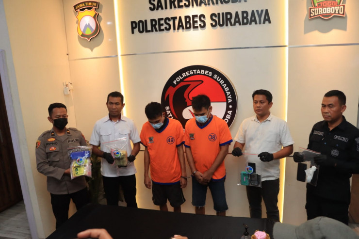 Polrestabes Surabaya Ungkap Peredaran Narkoba, Kakak Beradik Kurir 1 Kg Sabu Diamankan