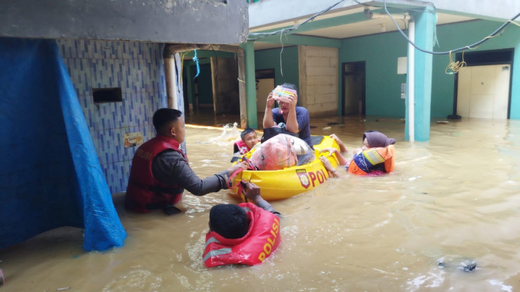 Banjir di Kebon Pala Jakarta Timur, Polisi Bantu Warga Mengungsi