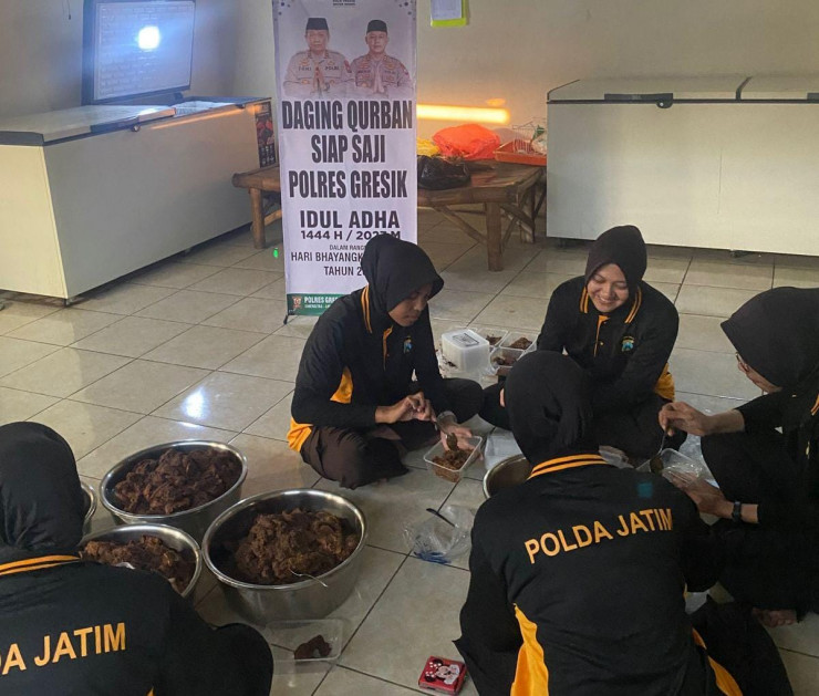 Puluhan Polwan Polres Gresik Masak Daging Kurban Siap Saji Dibagikan ke Ponpes