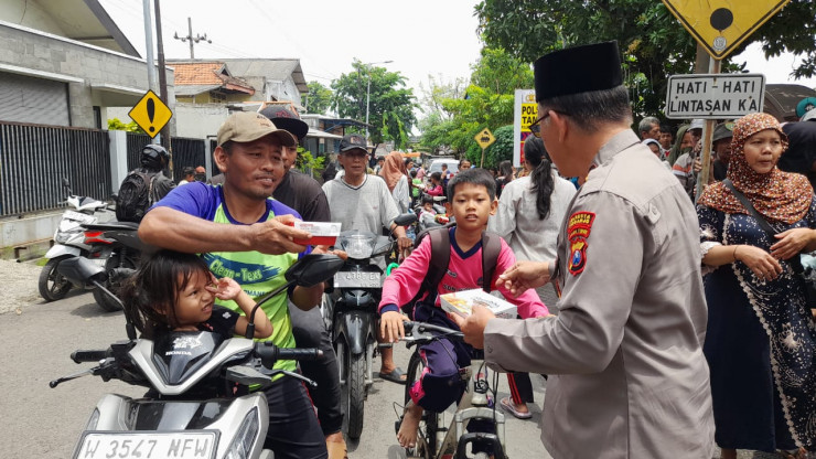 Jumat Berkah Polsek Taman Bagikan Makanan Gratis