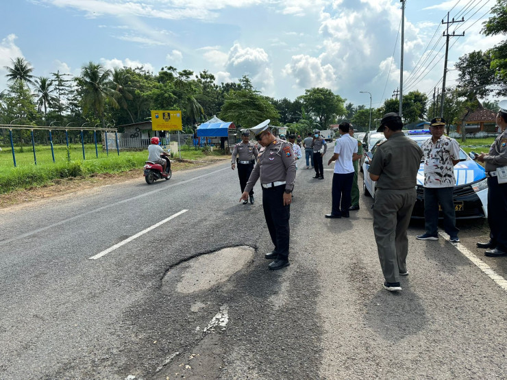 Jelang Mudik Lebaran, Polres Sumenep Pasang Papan Himbauan di Beberapa Titik Rawan Laka