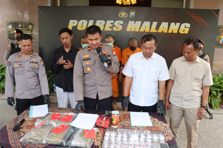 Polres Malang Amankan Dua Tersangka Pengedar Narkoba 6,5 Kg Ganja Berhasil Disita