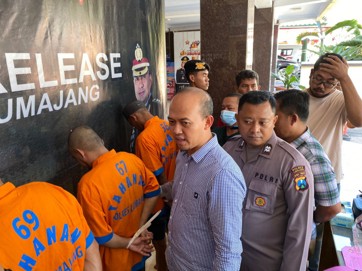 Polres Lumajang Berhasil Tangkap 4 Orang Palsukan Kartu Pajak E-Pasir