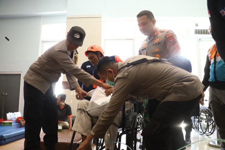 Polres Pelabuhan Tanjungperak Dampingi Korban Peristiwa KM Mutiara Sentosa II, Pastikan Penanganan Maksimal