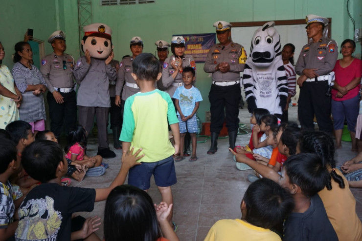 Polres Jombang Beri Trauma Healing Untuk Anak-anak Terdampak Banjir