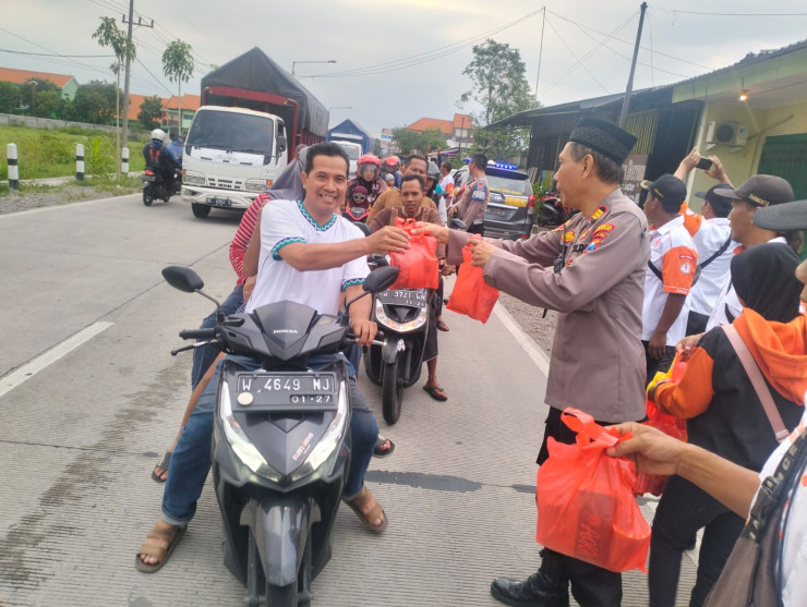 Polsek Krembung Berbagi | Beri Imbauan Kamtibmas Sambil Bagikan Takjil