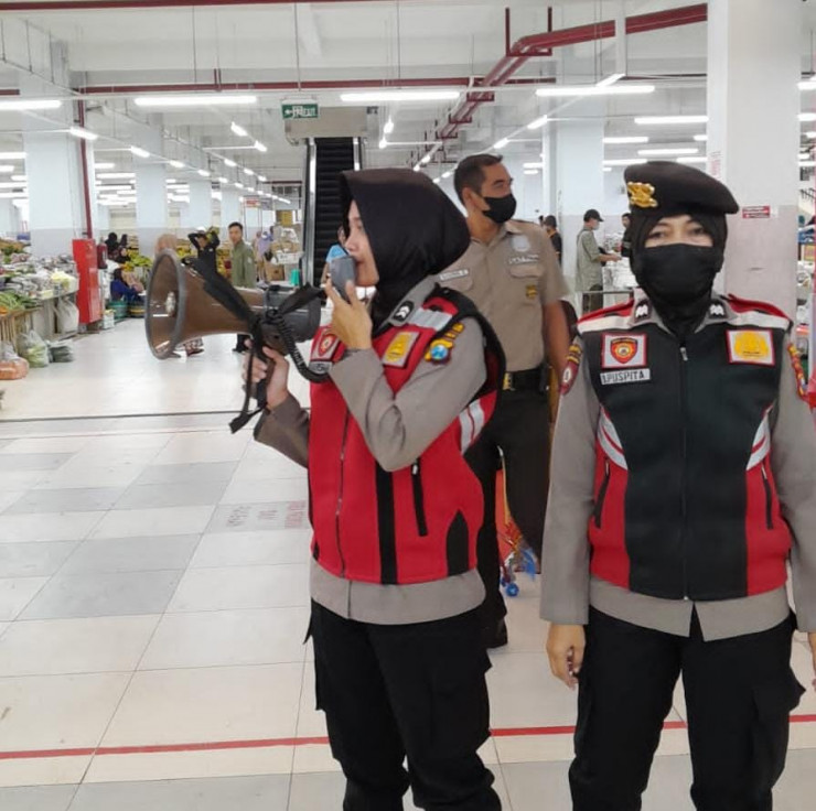 Polwan Polres Ponorogo Blusukan ke Pasar, Beri Jaminan Kamtibmas Jelang Lebaran