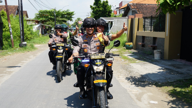 Sinergitas TNI – Polri di Gresik, Laksanakan Patroli Motor Untuk Kamtibmas