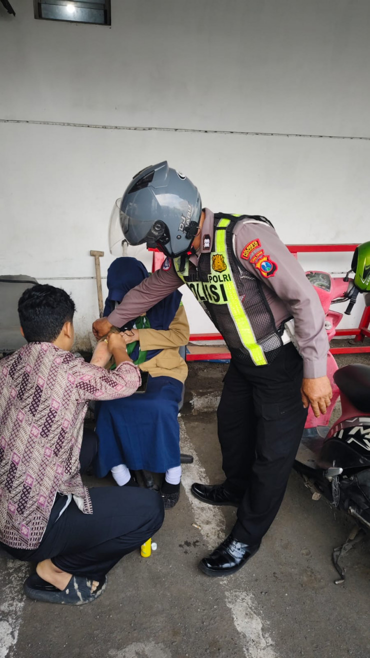 Respon Cepat Unit Lantas Polsek Taman Tangani Kecelakaan di Jalan Raya Kletek