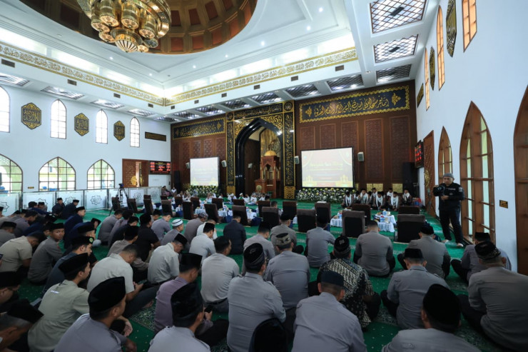 Polda Jatim Peringati Isra' Mi'raj Pertebal Iman dan Taqwa