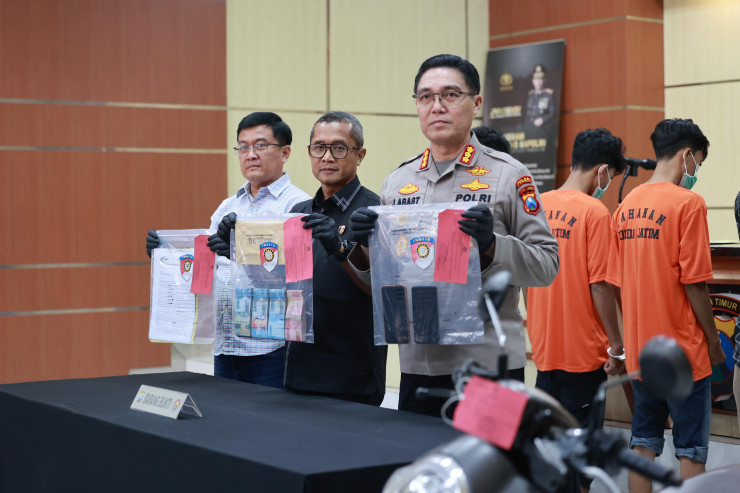 Polda Jatim Amankan Dua Oknum Aktivis Mahasiswa Terduga Pelaku Pemerasan Kadisdik