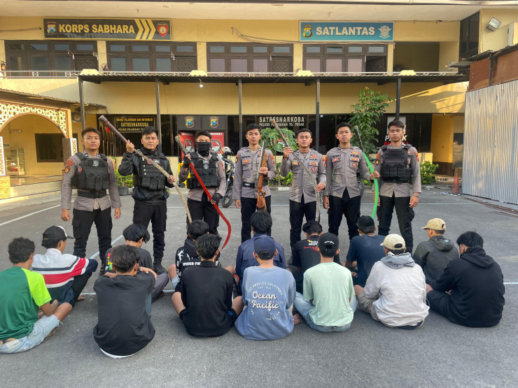 Harkamtibmas Polres Pelabuhan Tanjungperak Amankan 14 Anggota Komplotan Gangster di Tambak Wedi