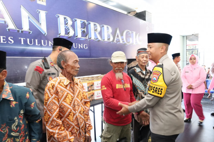 Ramadhan Berbagi : Polres Tulungagung Salurkan Bantuan Sembako Untuk Penggali Kubur dan Bilal Jenazah