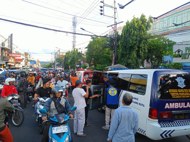 Respon Cepat Polisi dan Relawan Amankan ODGJ yang Acungkan Sajam di Pasar Besar Kota Malang