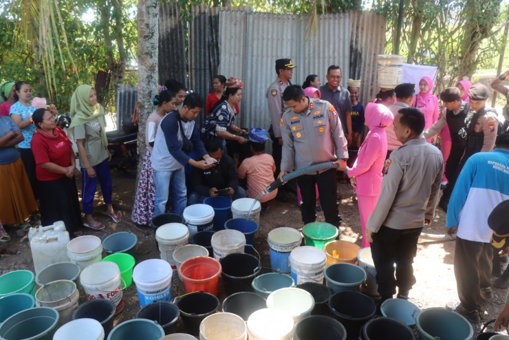 Polres Bondowoso Salurkan Bantuan Sembako dan Air Bersih Untuk Warga Tegalampel