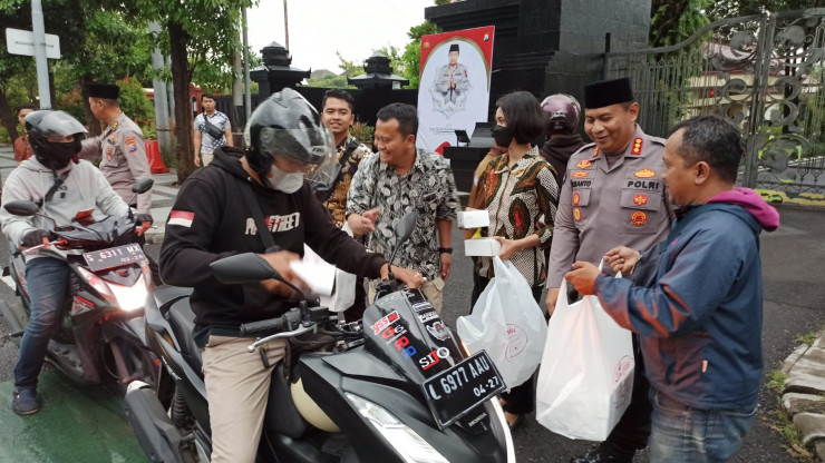 Jumat Berkah, Bidhumas Polda Jatim Berbagi Takjil Kepada Pengguna Jalan