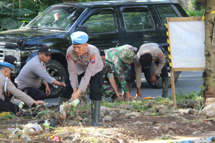 Sinergitas, Polres Bondowoso Bersama TNI dan Warga Kerja Bakti Pasca Banjir Bandang Pancoran