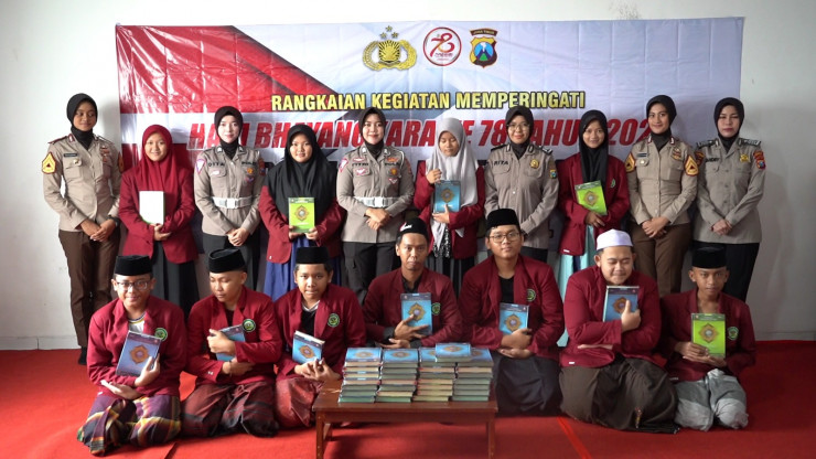 Polwan Polres Mojokerto Kota Dukung Pendidikan Anak Bangsa, Puluhan Al – Quran Dibagikan