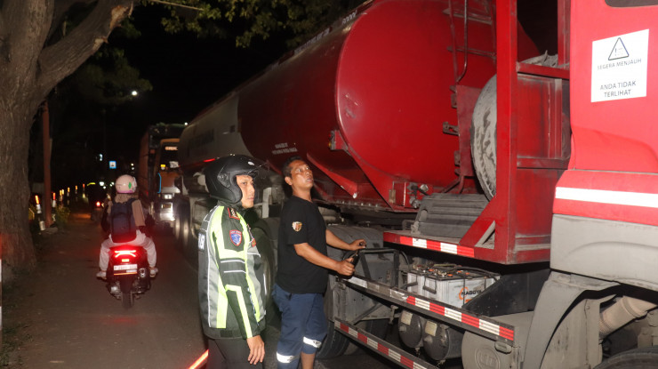 Libatkan Personel Gabungan,Kapolresta Banyuwangi Turun Langsung Pimpin Urai Kepadatan di Pelabuhan Ketapang