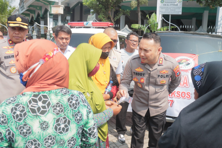 Polres Kediri Kota Bersama RSTN Gelar Pengobatan Gratis di Lereng Gunung Wilis