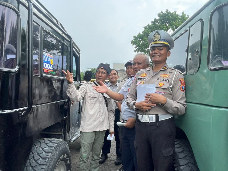 Cegah Kecelakaan, Satlantas Polres Malang Gelar Ramp Check Jeep Wisata Bromo
