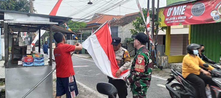 Polisi di Sidoarjo Bagikan Bendera Merah Putih Secara Serentak
