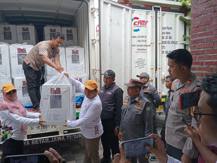 Personel Pengamanan Kawal Ketat Distribusi Logistik Pilkada 2024 di Kabupaten Sidoarjo