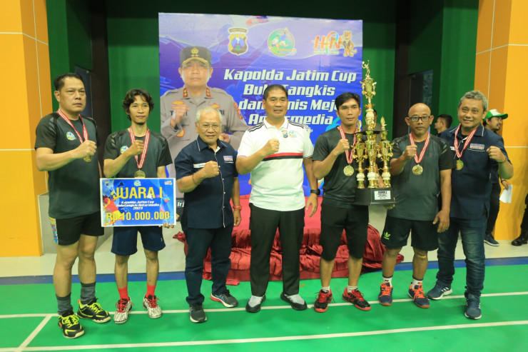 Wakapolda Jatim Serahkan Trophy Kapolda Cup Bulutangkis dan Tenis Meja Antar Media