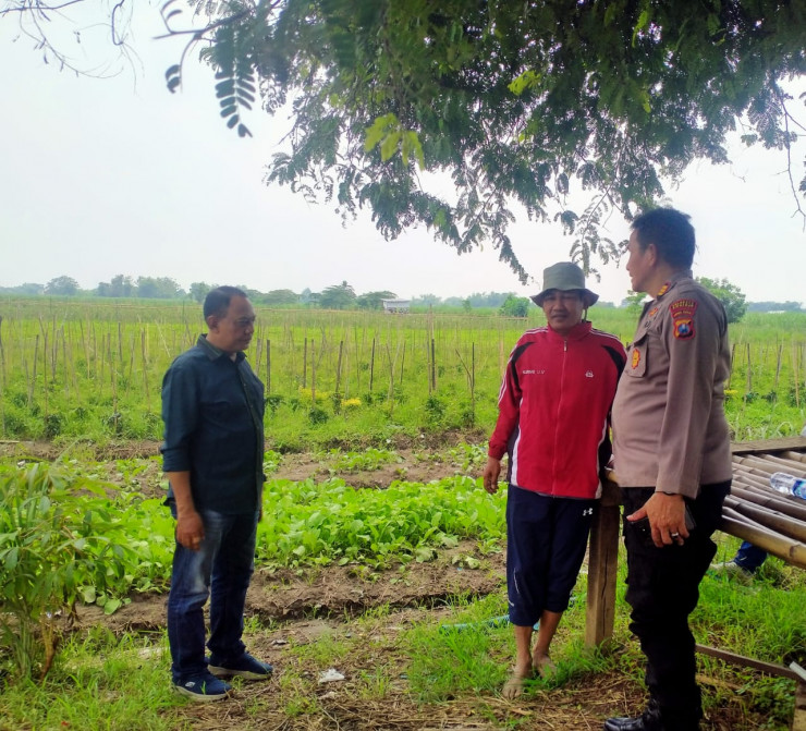 Kapolsek Prambon Silaturahmi dengan Warga Desa Jatikalang Terkait Pengelolaan Pekarangan Bergizi