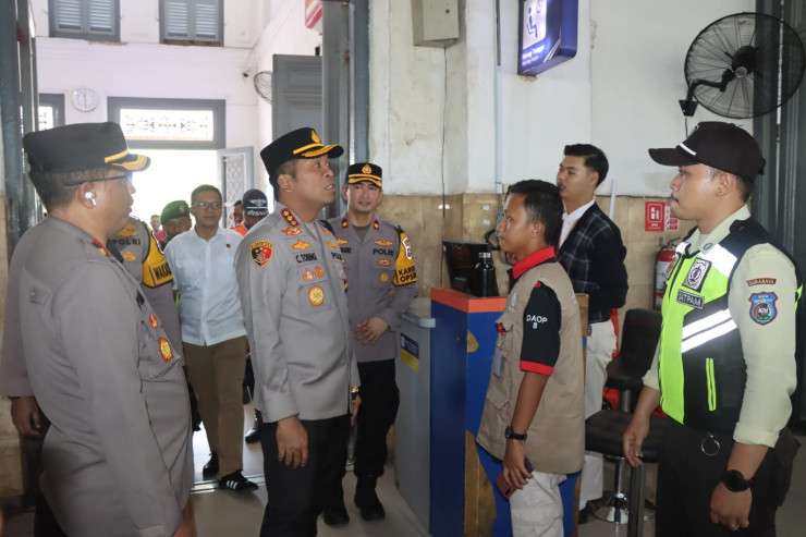 Kapolresta Sidoarjo Cek Arus Balik Penumpang Kereta Api