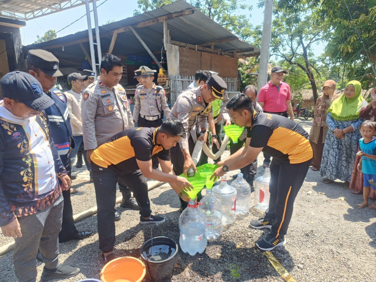 Tangani Dampak Elnino Polisi Beri Bantuan Puluhan Ribu Liter Air Bersih Untuk Warga Pasuruan