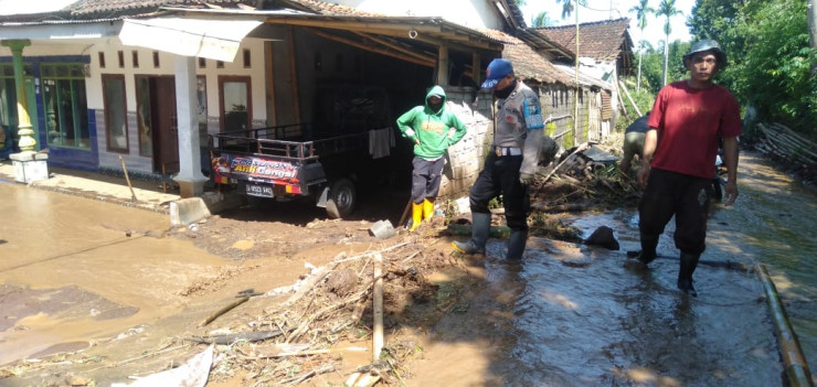 Gercep Polisi bersama TNI dan BPBD Tangani Dampak Banjir dan Tanah longsor di Bondowoso