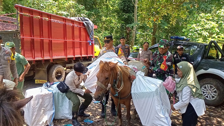 Distribusi Logistik Pemilu di Daerah Terpencil Pakai Kuda, Polres Jember Lakukan Pengawalan Jalan Kaki