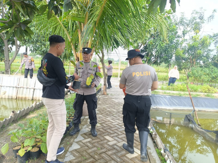 Kapolsek Krian dan Warga Gotong Royong Siapkan Pekarangan Pangan Bergizi di Lahan Bumdes Kraton