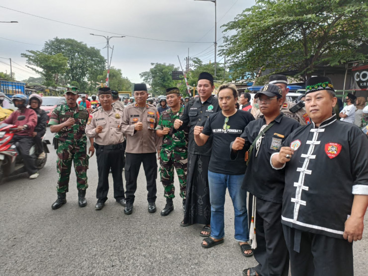 Forkopimka Tanggulangin Gandeng Perguruan Silat dan Suporter Bola Bagikan Takjil
