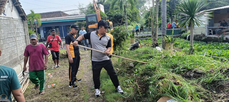 Forkopimka Porong dan Warga Desa Kedungsolo Gelar Jumat Bersih