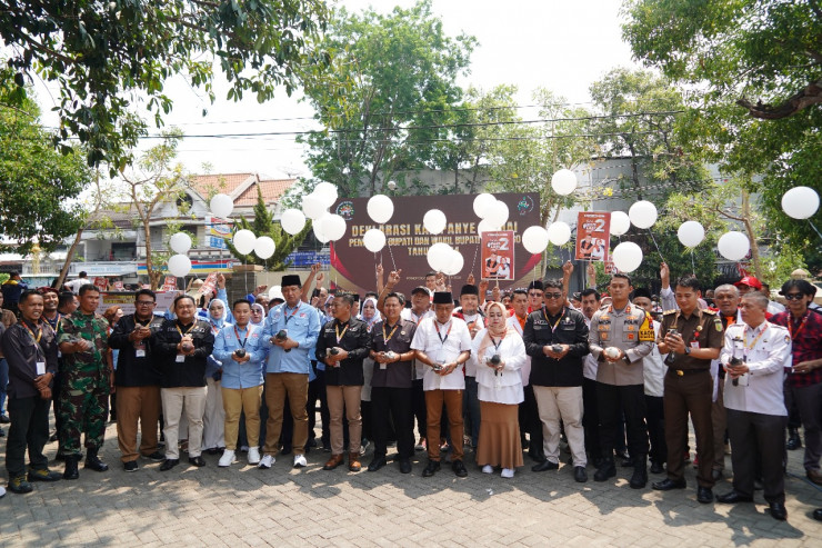 Polres Ponorogo Fasilitasi Paslon Gelar Deklarasi Damai Pilkada 2024 Nyayikan Lagu Kemesraan