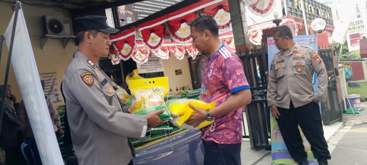 Polsek Krian Gelar Bazar Beras Murah, Warga Antusias Menyambut