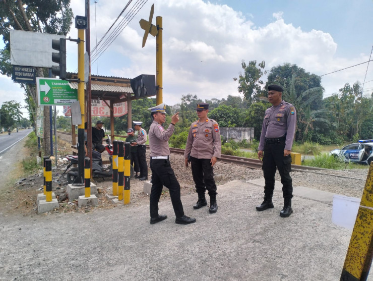 Cegah Laka, Polisi Edukasi Relawan Perlintasan KA Tanpa Palang Pintu di Tulungagung