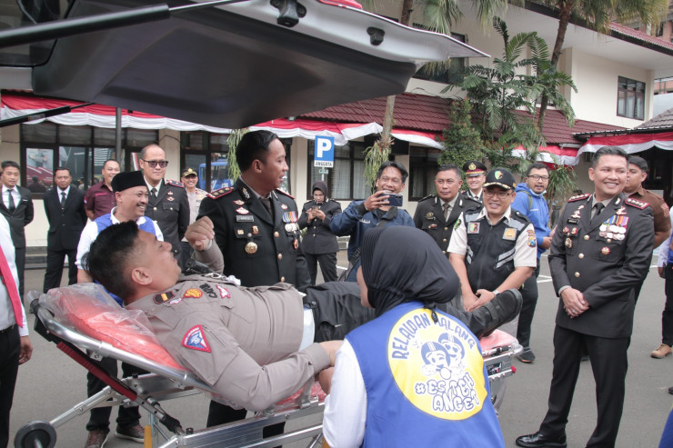 Serahkan Ambulans Makota Presisi Wujud Kolaborasi Kemanusiaan Polresta Malang Kota Dengan Relawan