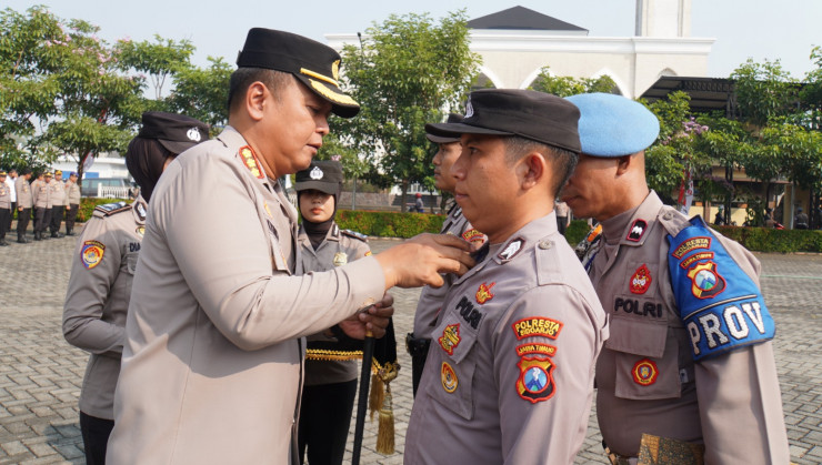 Komitmen Pertahankan WBK dan WBBM, Kapolresta Sidoarjo Sematkan Pin ZI ke Anggota