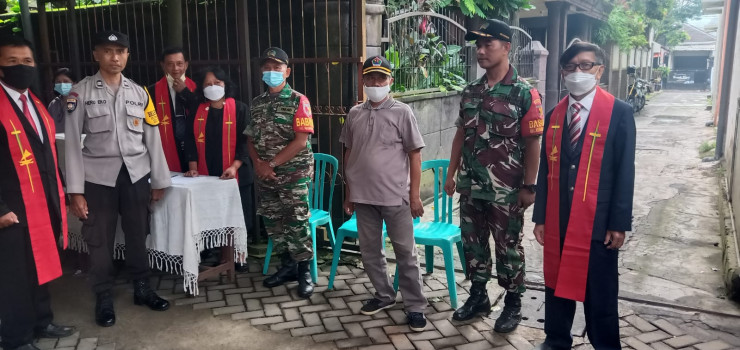 Sinergitas Polisi Bersama TNI Lakukan Pengamanan Jumat Agung Sejumlah Gereja di Kota Malang