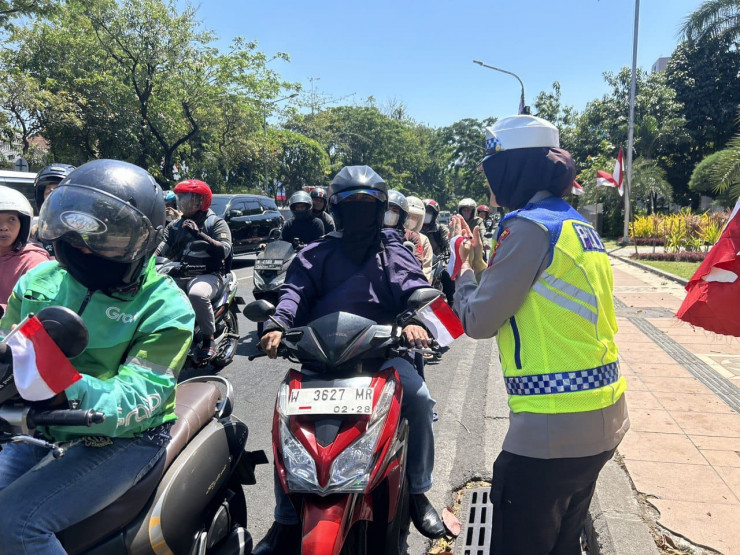 Sambut HUT RI ke-78 Polrestabes Surabaya Berbagi Bendera Merah Putih ke Pengguna Jalan
