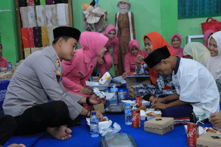 Kapolres Madiun Salurkan Bantuan Sosial Untuk Disabilitas di SLB Karangrejo