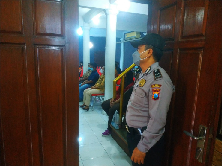 Jamin Kelancaran Beribadah, Polsek Krembung Lakukan Pengamanan di Gereja GKS Imanuel.