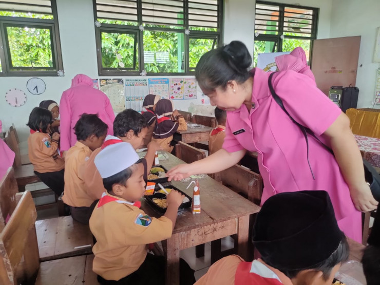 Polsek Tarik Bagikan Makan Siang Bergizi di SD Banjarwungu 2