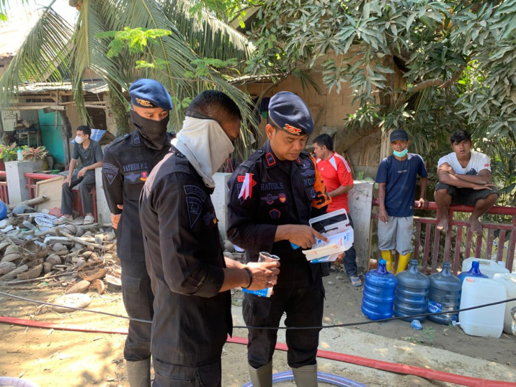 Polri Salurkan Air Bersih dan Bagikan Masker untuk Warga Terdampak Banjir di Nagan Raya